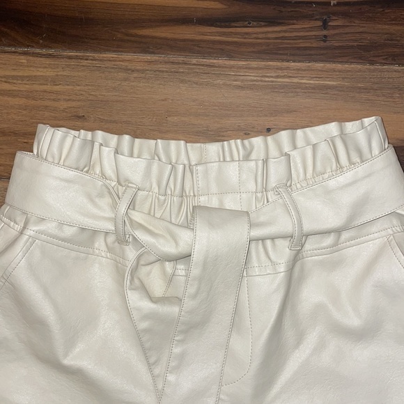 BDG Urban Outfitters Faux Leather Shorts Cream Color Size Medium Pull-on Belted - Picture 2 of 6